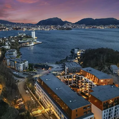 Brand-new 2025 Sunny Private Terrace - By The Sea Bergen