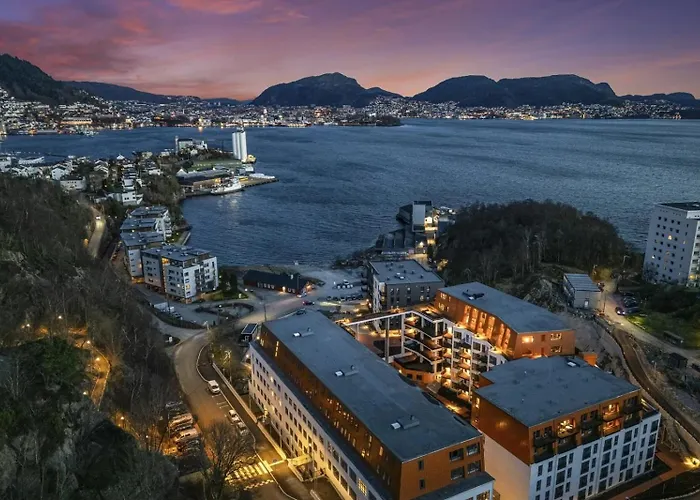 Brand-new 2025 Sunny Private Terrace - By The Sea Bergen