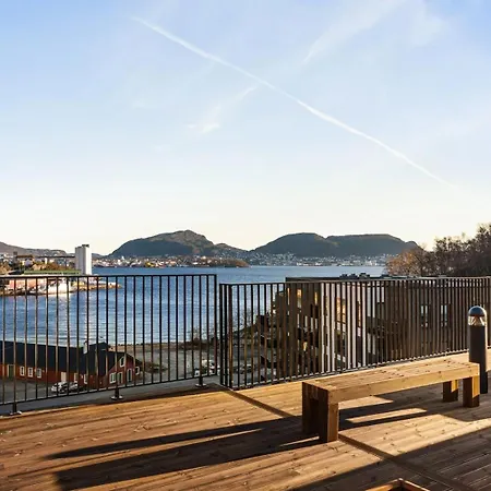 Brand-new 2025 Sunny Private Terrace - By The Sea Apartment Bergen